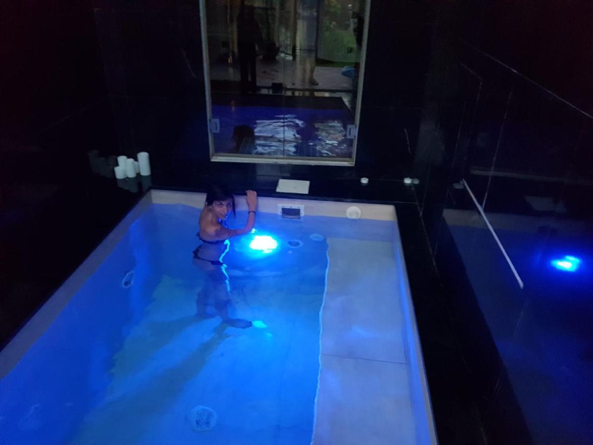 La Casa Con Piscina Riscaldata Interna Anna Luxury Garden Apartment Pisa Exterior photo